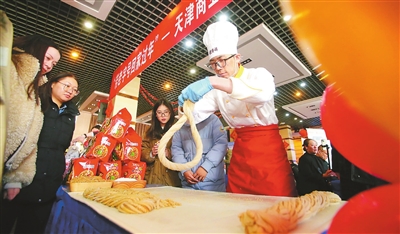 《天津日报》、津云客户端报道我校“带老字号回家过年”专场活动